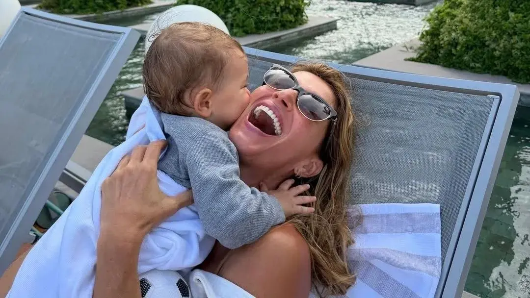 Foto de Gisele Bündchen abraçando filho mais novo, River.