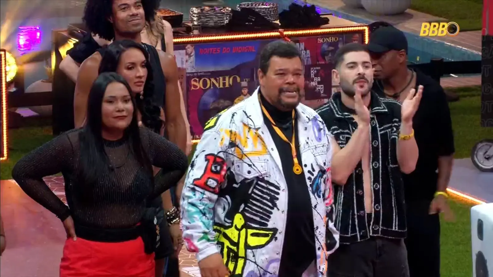 Babu chega com os brothers ao local da festa.