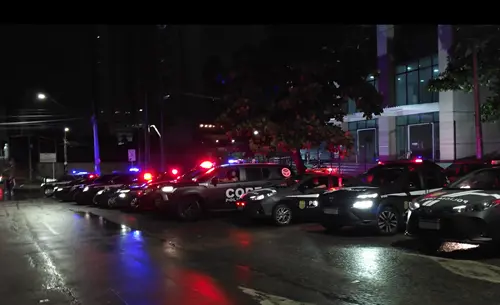 imagem operacao impacto, viaturas policia civil enfileiradas em frente a delegacia,