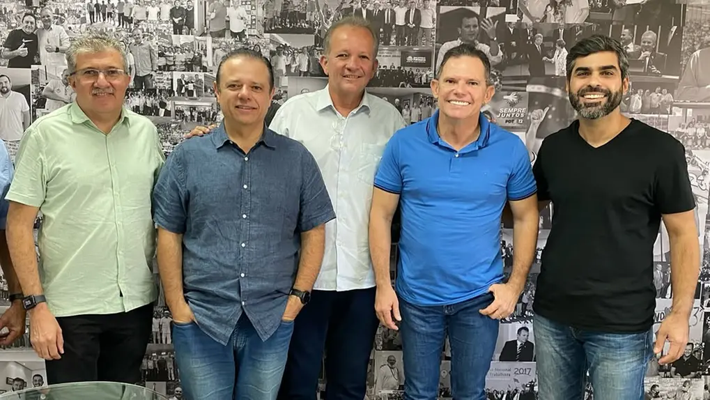 Foto de André Figueiredo ao lado dos deputados estaduais Antônio Henrique, Cláudio Pinho, Lucinildo Frota e Queiroz Filho em janeiro de 2025.