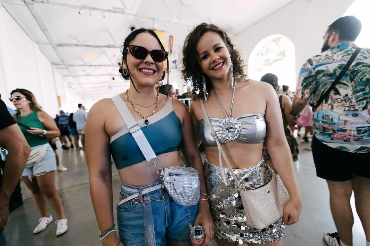 mulheres usando bolsa e pochete, fantasiadas para o carnaval