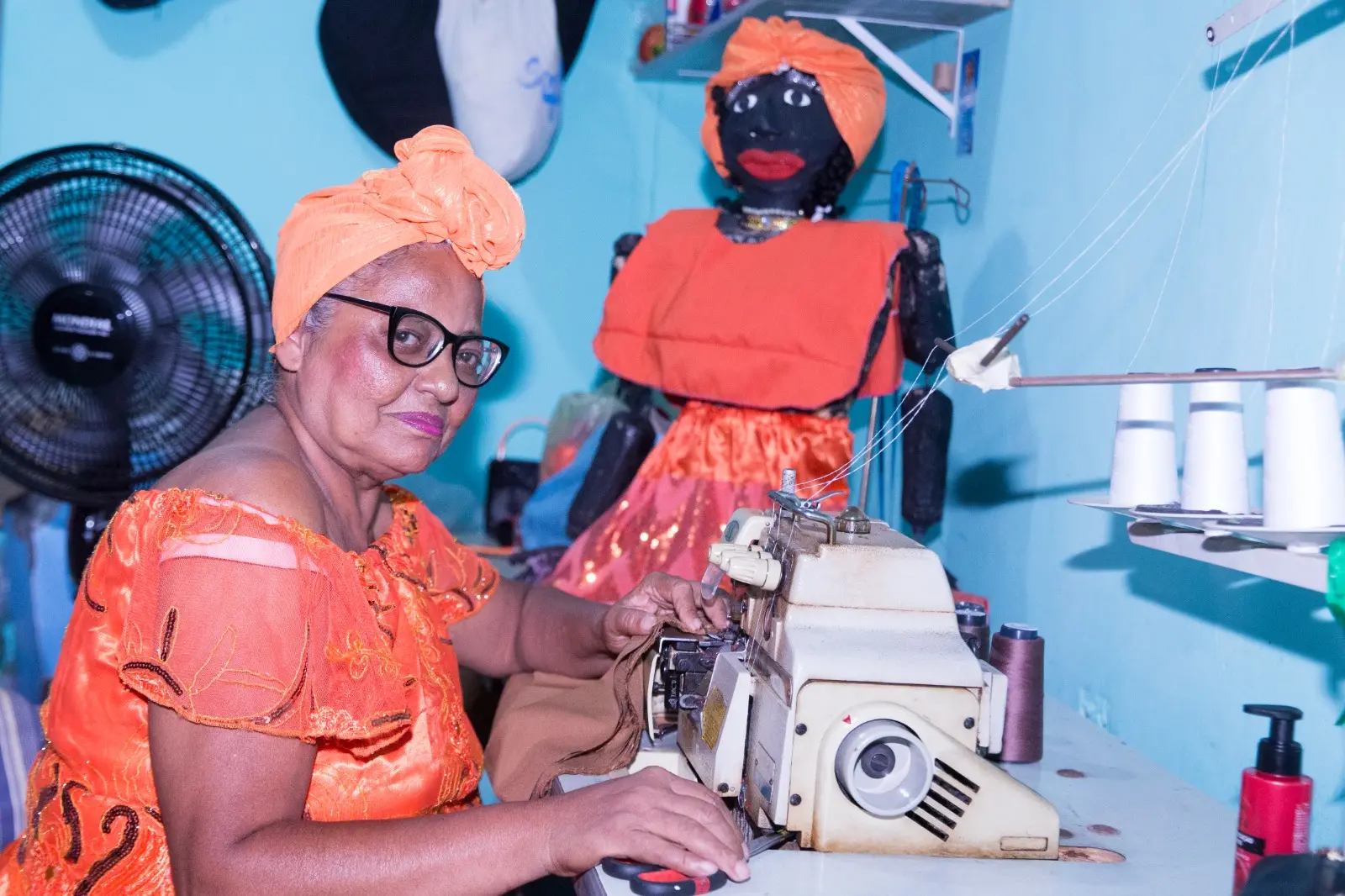 Iris começou a costurar figurinos em 2014 e hoje coordena a produção dos adereços do bloco.