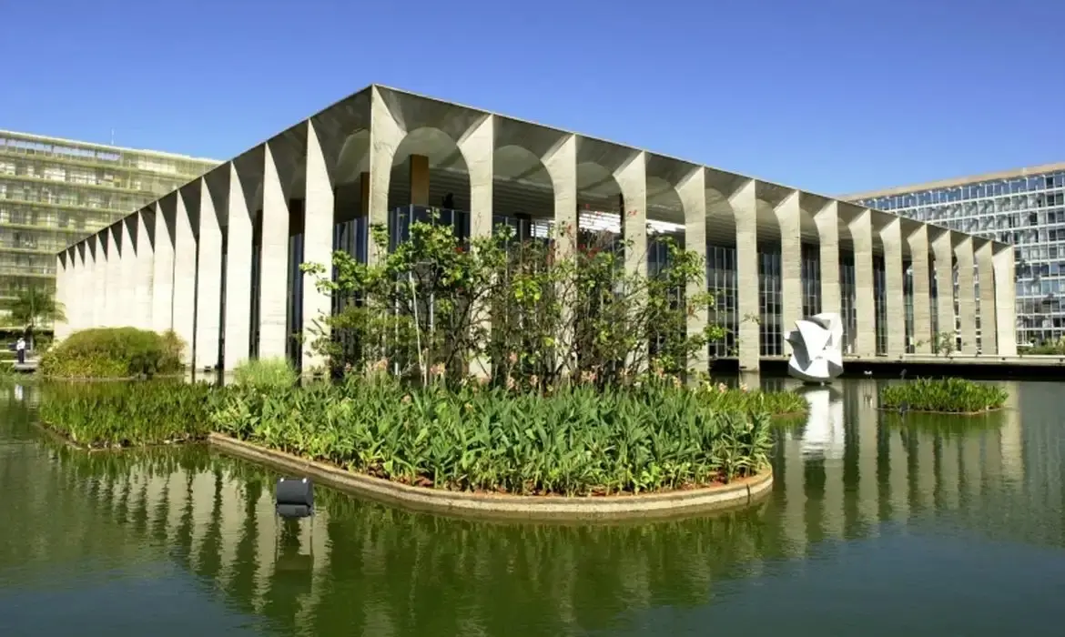 Imagem mostra vista do Palácio Itamaraty, sede do Ministério das Relações Exteriores, refletido em seu lago frontal.