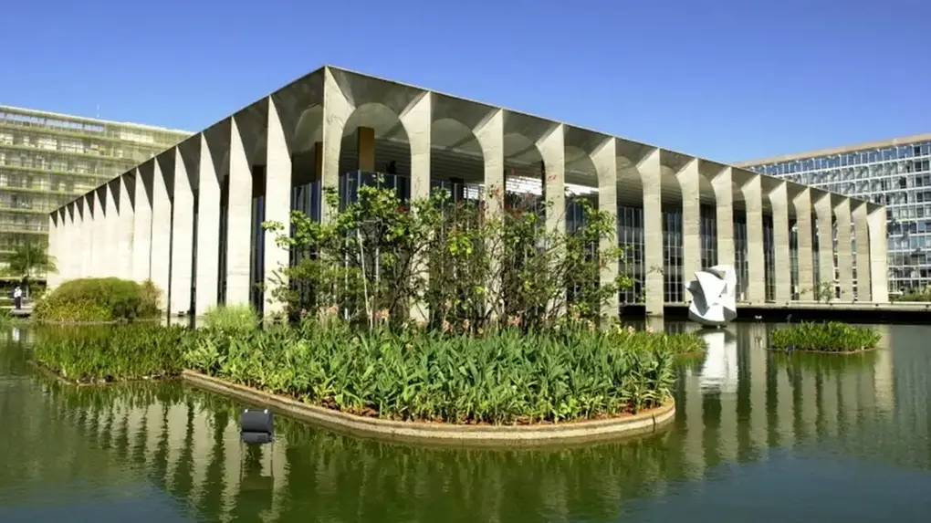 Imagem mostra vista do Palácio Itamaraty, sede do Ministério das Relações Exteriores, refletido em seu lago frontal.