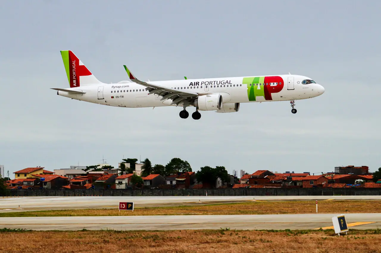 imagem mostra avião da tap pousando no aeroporto de fortaleza.