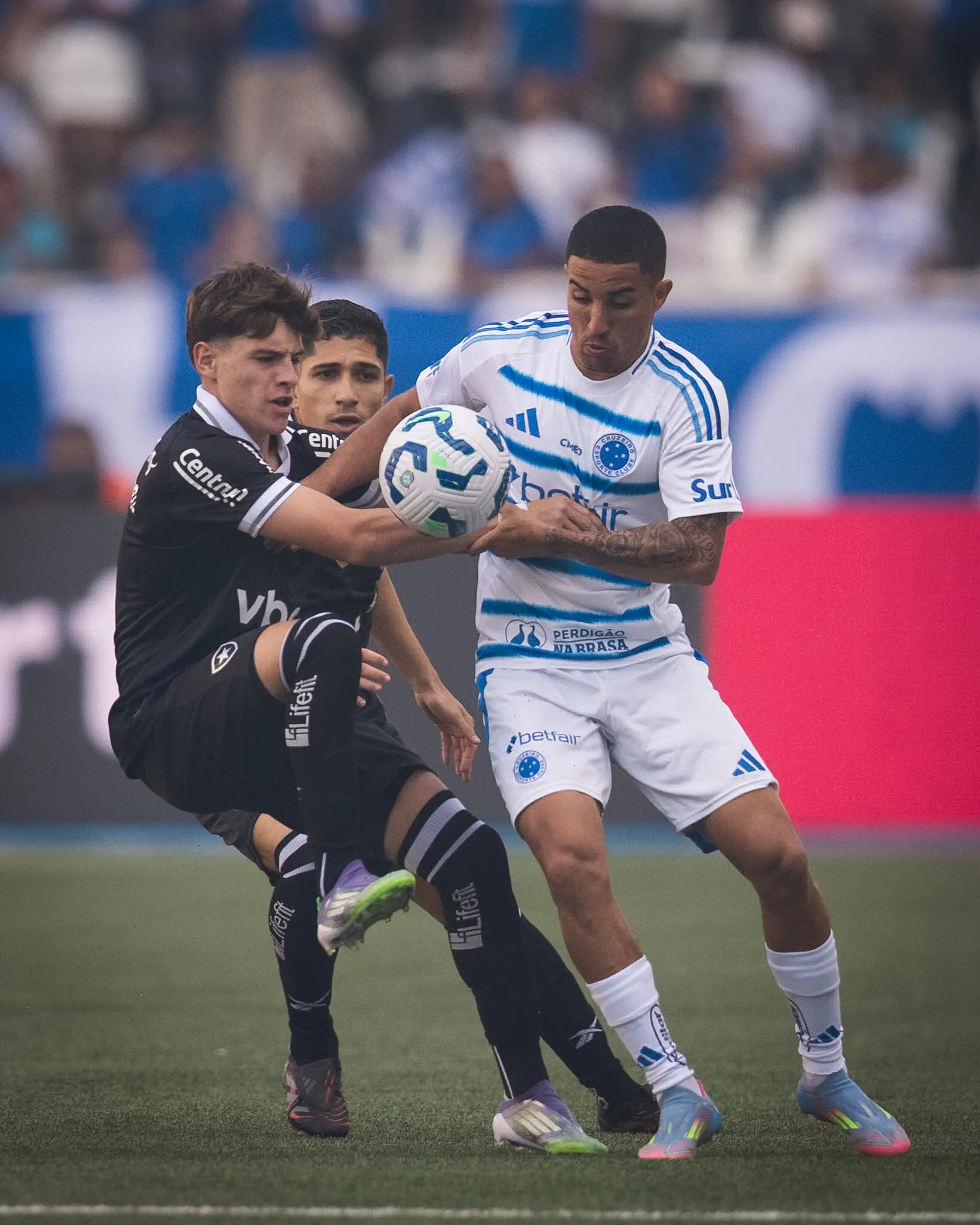 Foto de Botafogo e Cruzeiro durante jogo da Série A do Brasileirão 2025