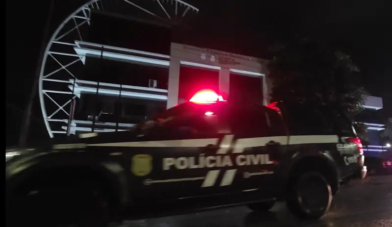 viatura passando policia civildo ceara em frente a delegacia.