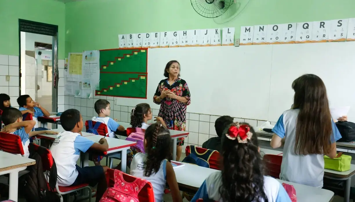 Professora da rede municipal em sala de aula.