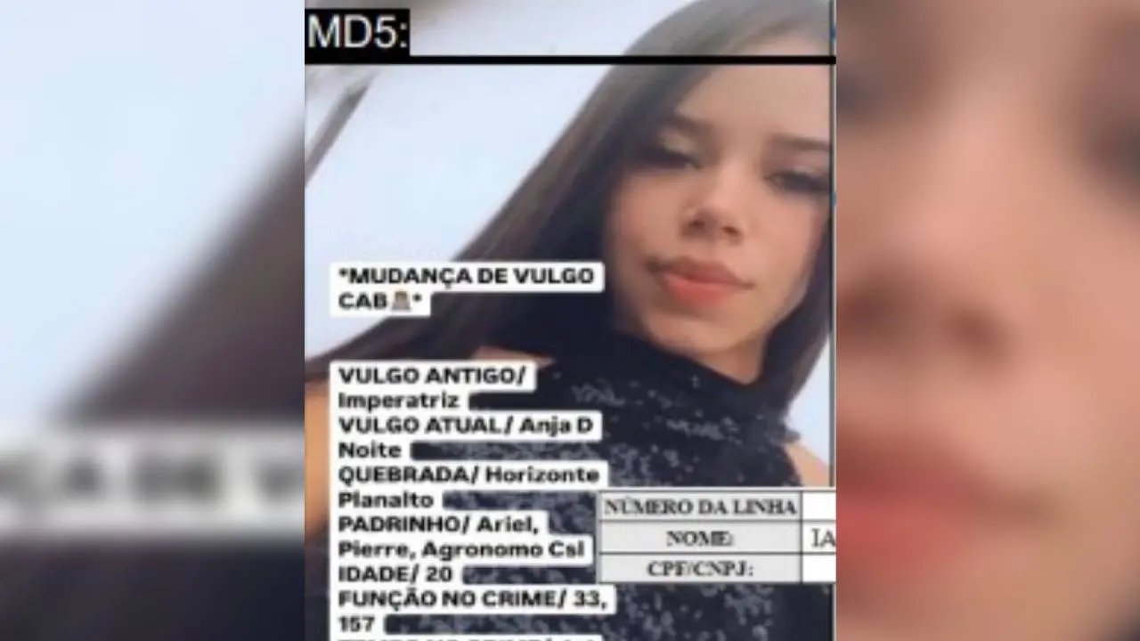 Imagem de uma jovem mulher com cabelo castanho escuro, rosto sorridente e olhar para a câmera, em uma situação relacionada a um procedimento policial ou oficial.