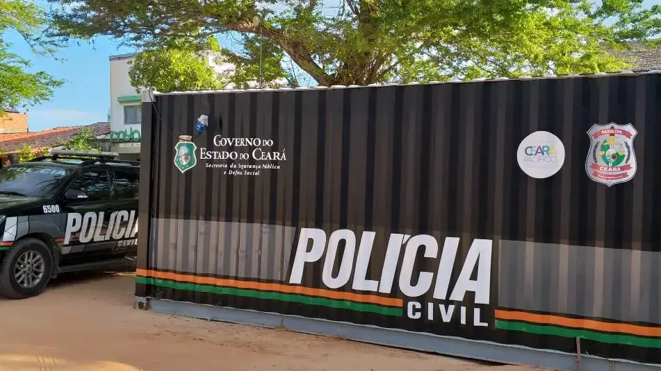 As imagens mostram uma viatura e uma base da Polícia Civil, durante uma prisão em Jericoacoara.