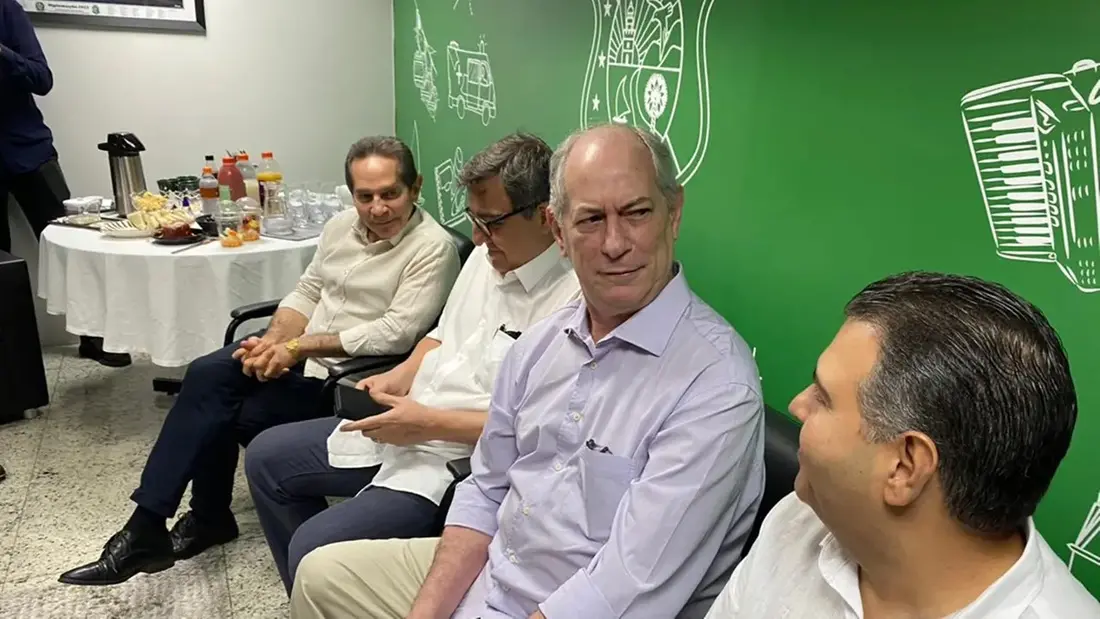 Ciro Gomes e aliados como o deputado Felipe Mota (União), em evento da oposição no Ceará