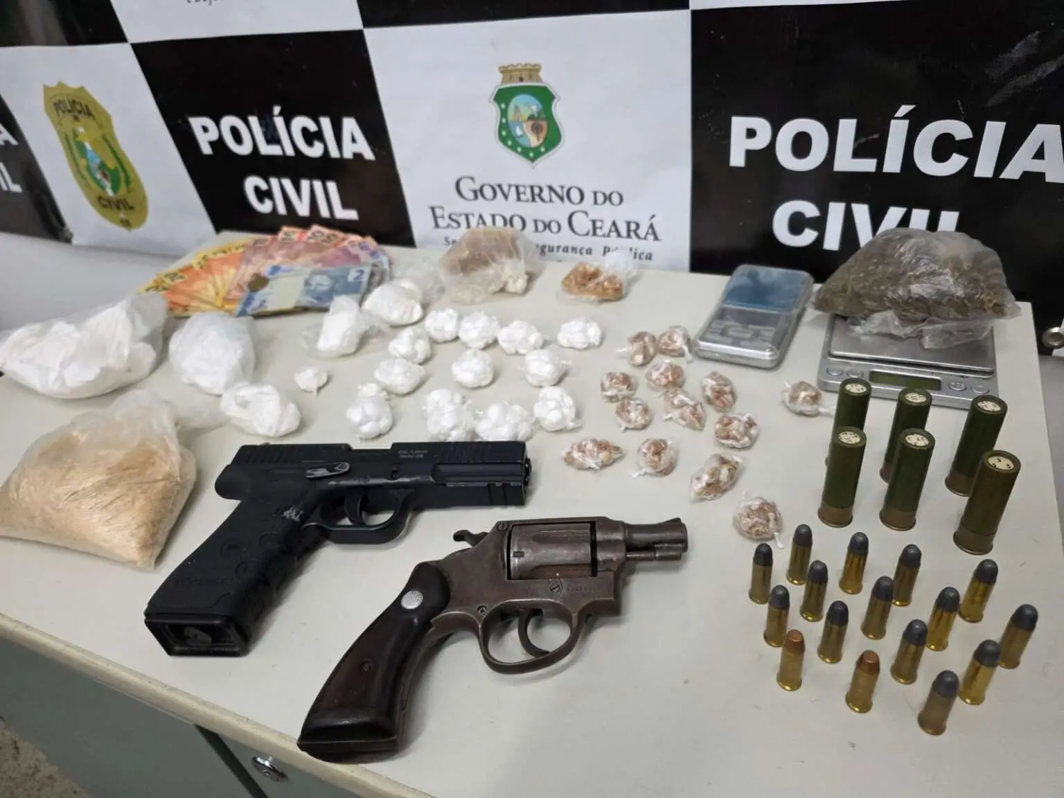 Durante o cumprimento dos mandados de busca e apreensão, as equipes policiais retiraram de circulação drogas, dinheiro em espécie, armas de fogo e munições, além de aparelhos celulares e balanças de precisão.