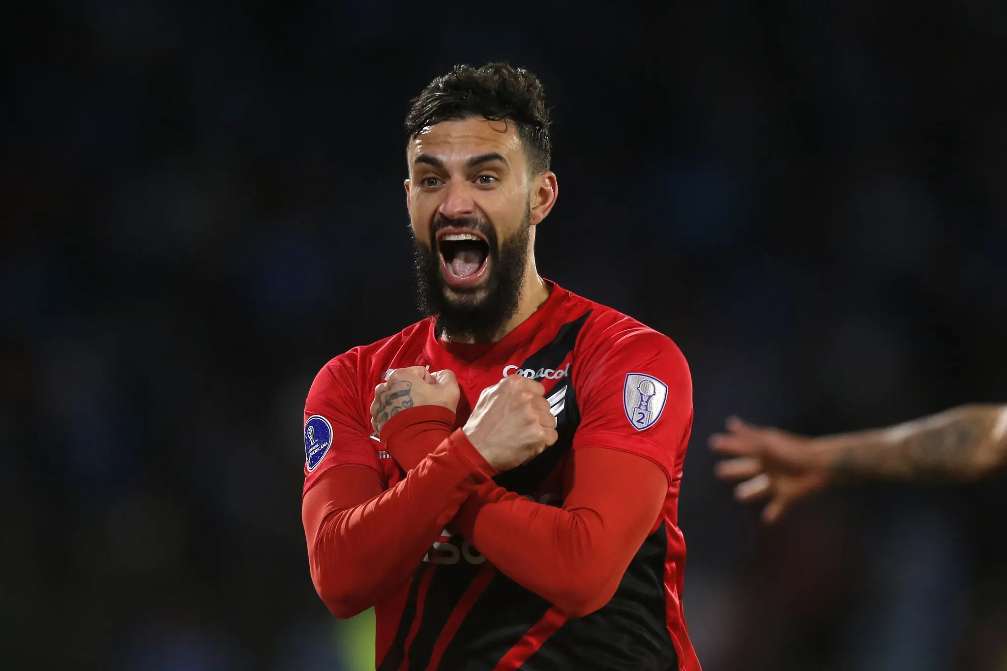 Gonzalo Mastriani comemora gol com a camisa do Athletico-PR