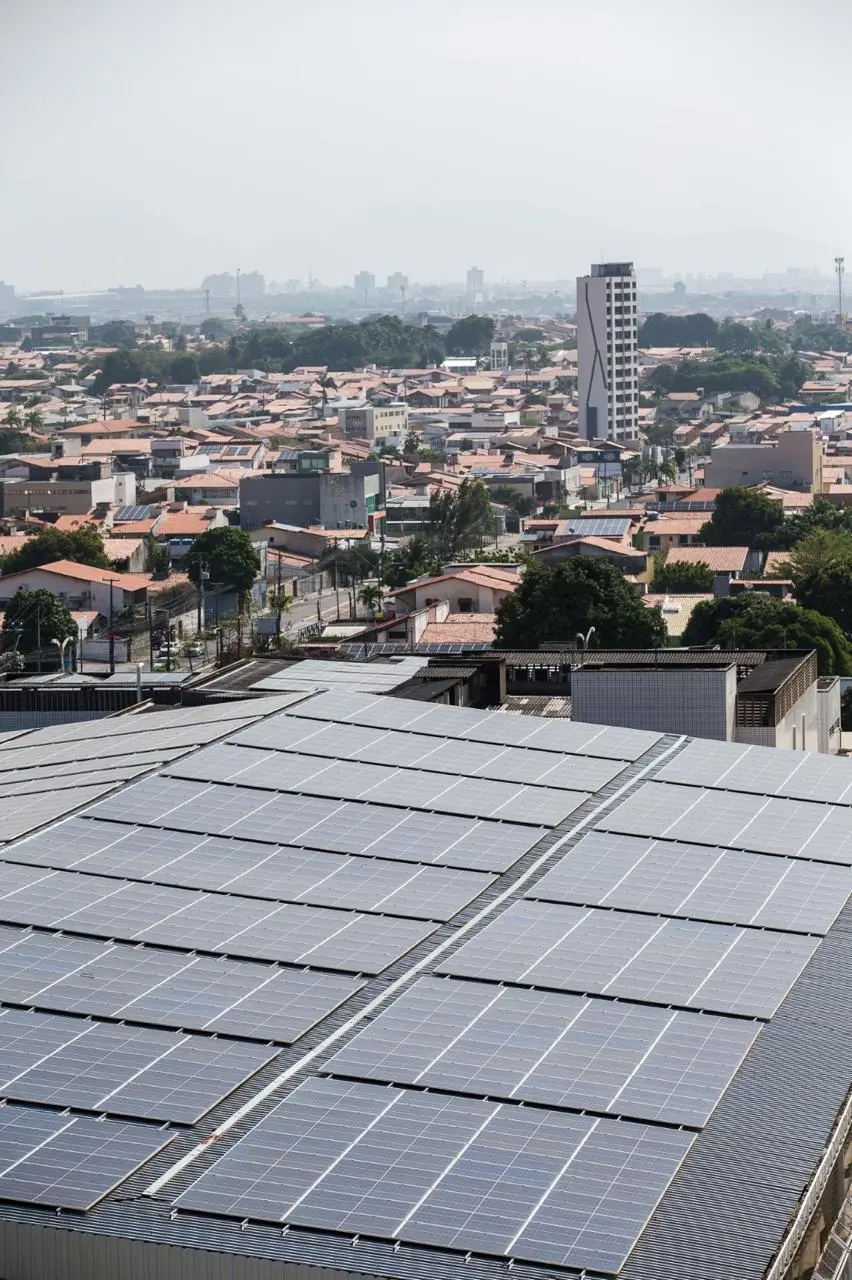 imagem mostra telhados de casas preenchidos com placas solares em fortaleza.