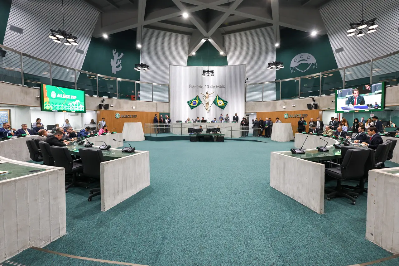 Foto mostra deputados estaduais durante votação no Plenário 13 de Maio da Alece.