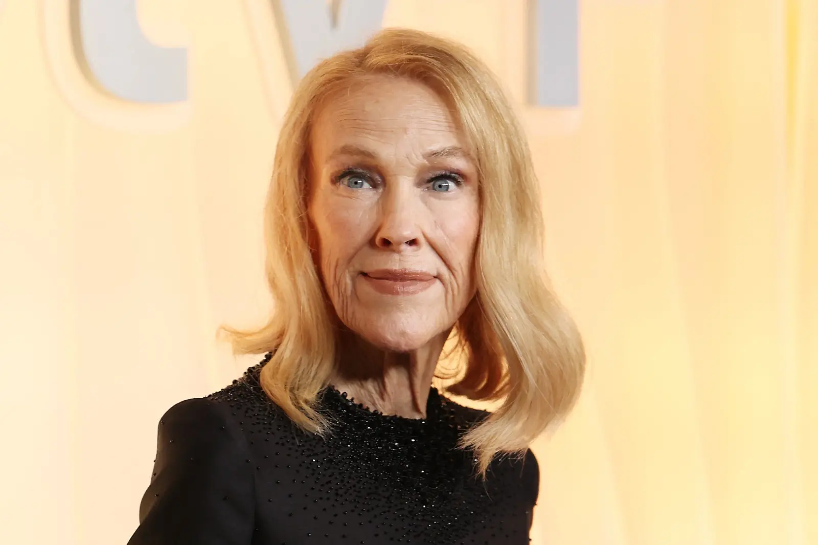 Catherine O´Hara no tapete vermelho do Emmy 2025.