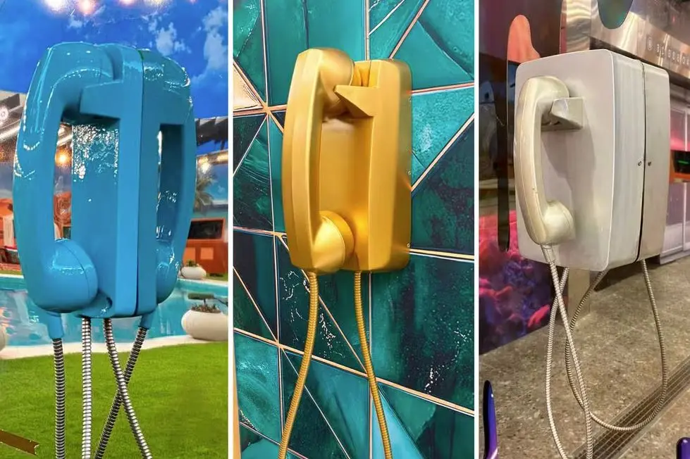 Três telefones de parede antigos estão alinhados lado a lado. O primeiro é azul e está instalado próximo a uma área externa com grama. O segundo é dourado e fixado em uma parede com azulejos geométricos verdes. Imagem usada em matéria sobre o Big Fone do BBB 26.