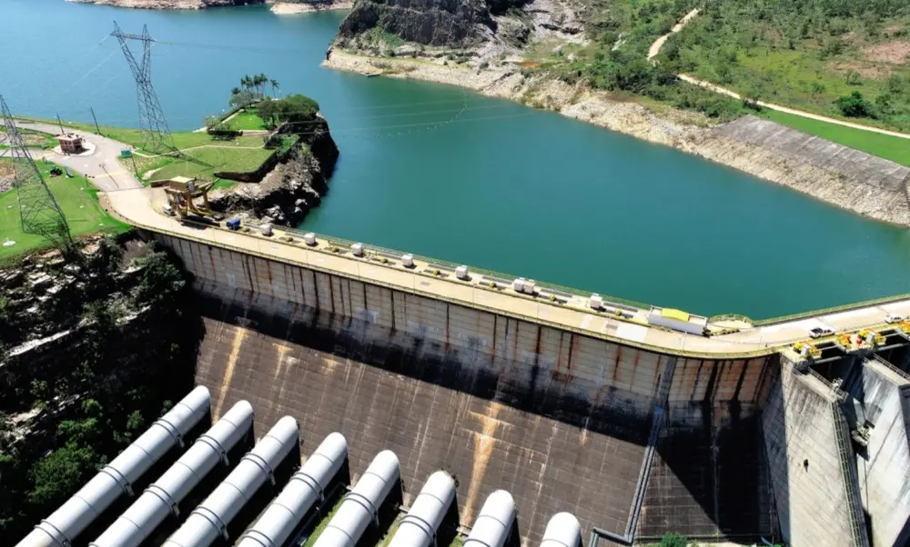 Hidrelétrica no Brasil vista de cima.