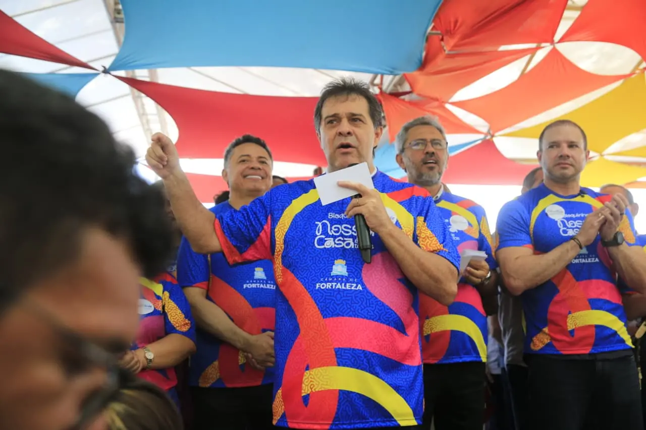 Evandro Leitão discursa durante anúncio da nova Câmara Municipal.