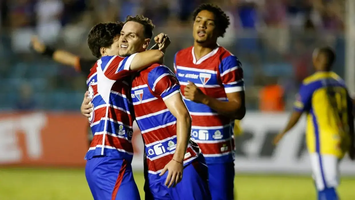 Elenco do Fortaleza comemora gol