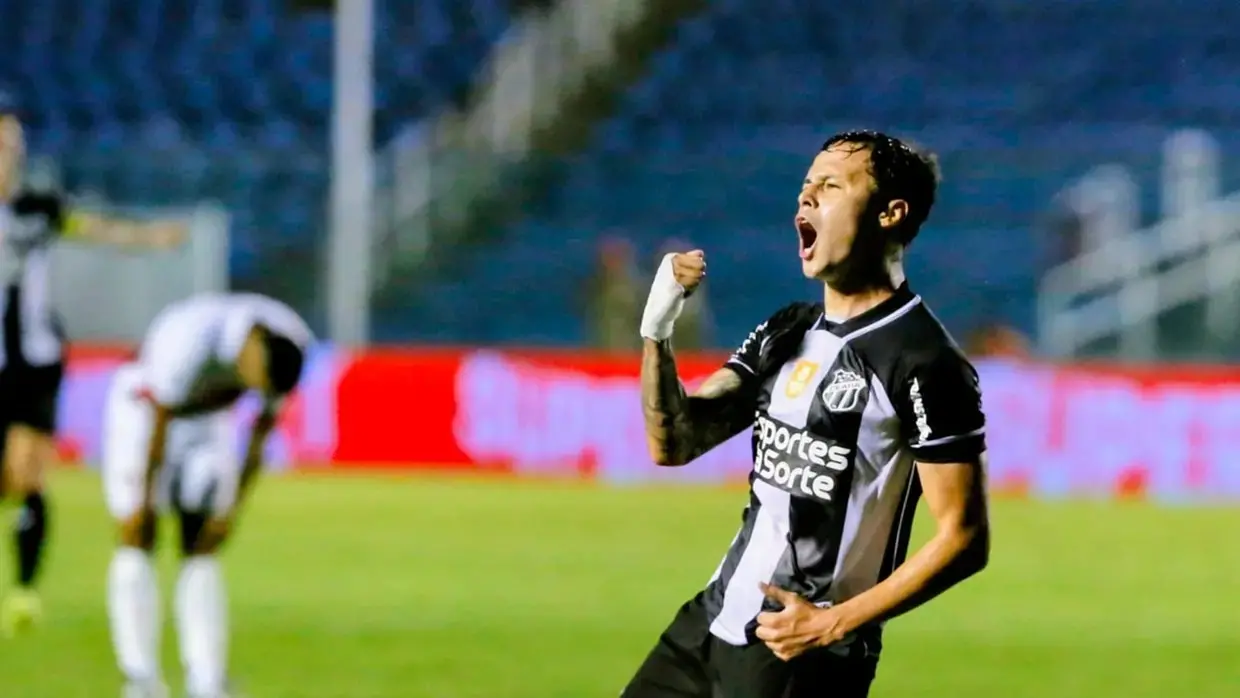 Matheus Araújo comemora gol pelo Ceará