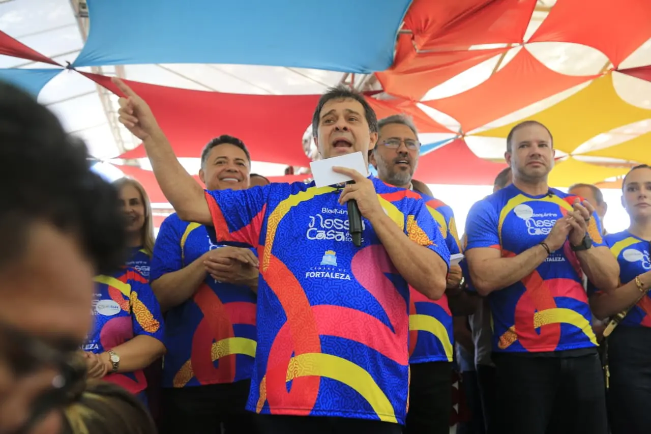 Evandro Leitão discursa em palanque montado em praça do Centro de Fortaleza.