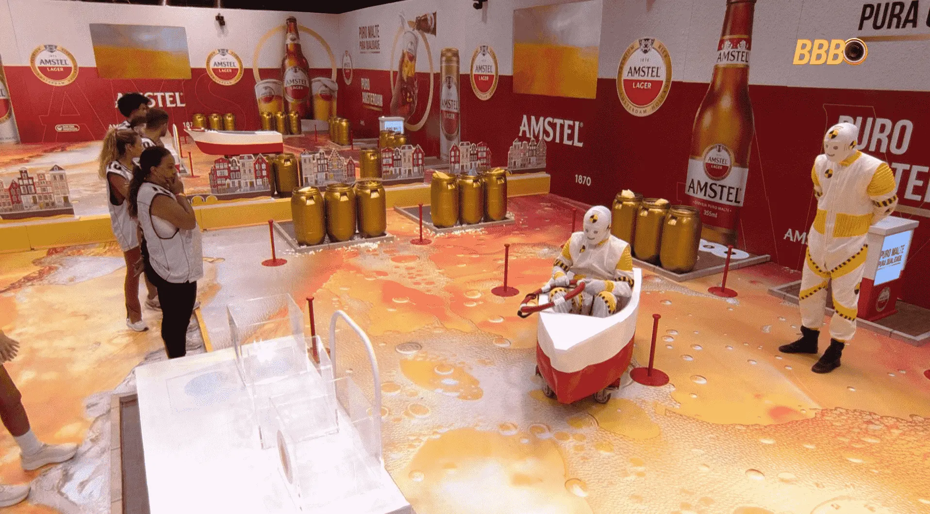 Confinados ouvindo explicação sobre como funciona a prova do anjo deste sábado (31).