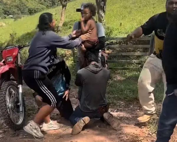 mae pegando filha pequena crianca no colo, homem entregando, matagal.