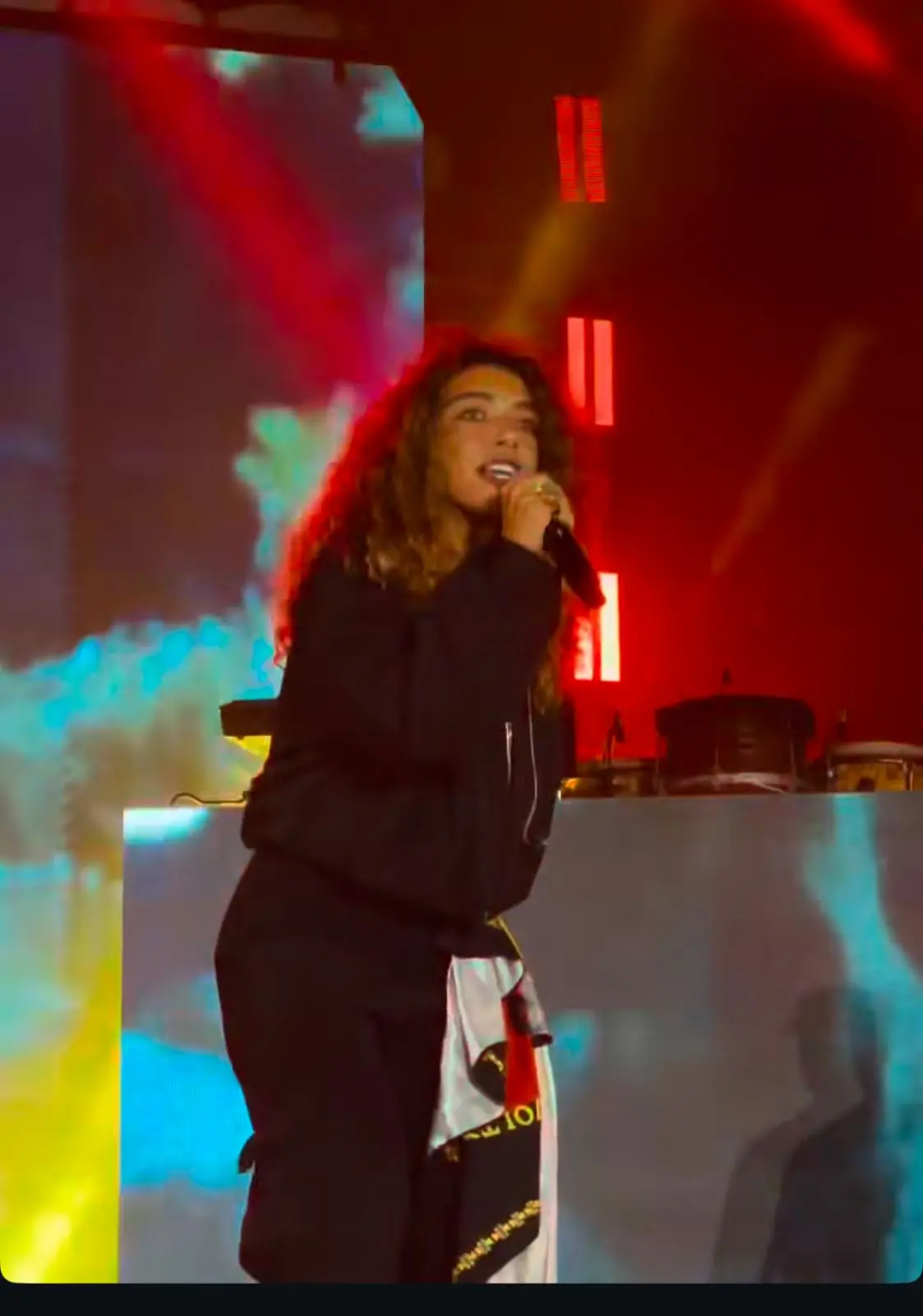 Imagem da notícia Atriz de 'O Agente Secreto', Alice Carvalho participa de show de BaianaSystem em Fortaleza