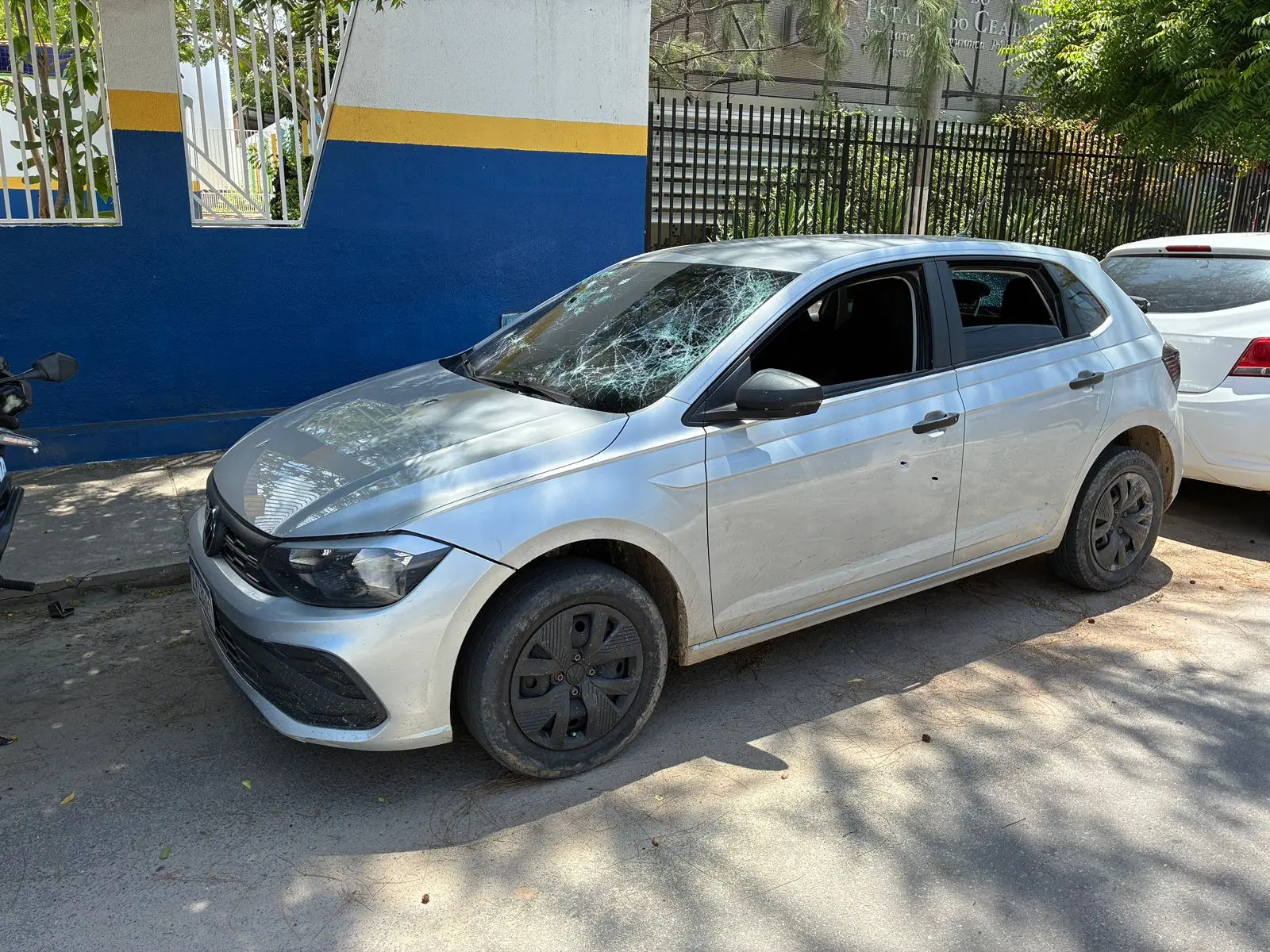 Foto mostra carro roubado usado por suspeitos mortos em confronto com a Polícia em Itapipoca.