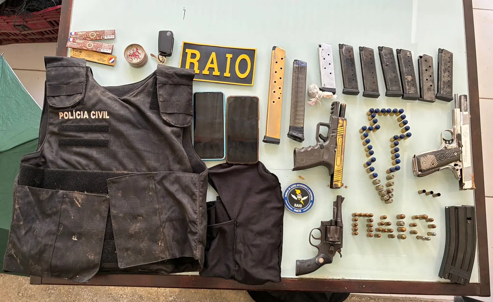 Foto mostra armas, munições, colete e outros materiais apreendidos pela Polícia em Itapipoca.