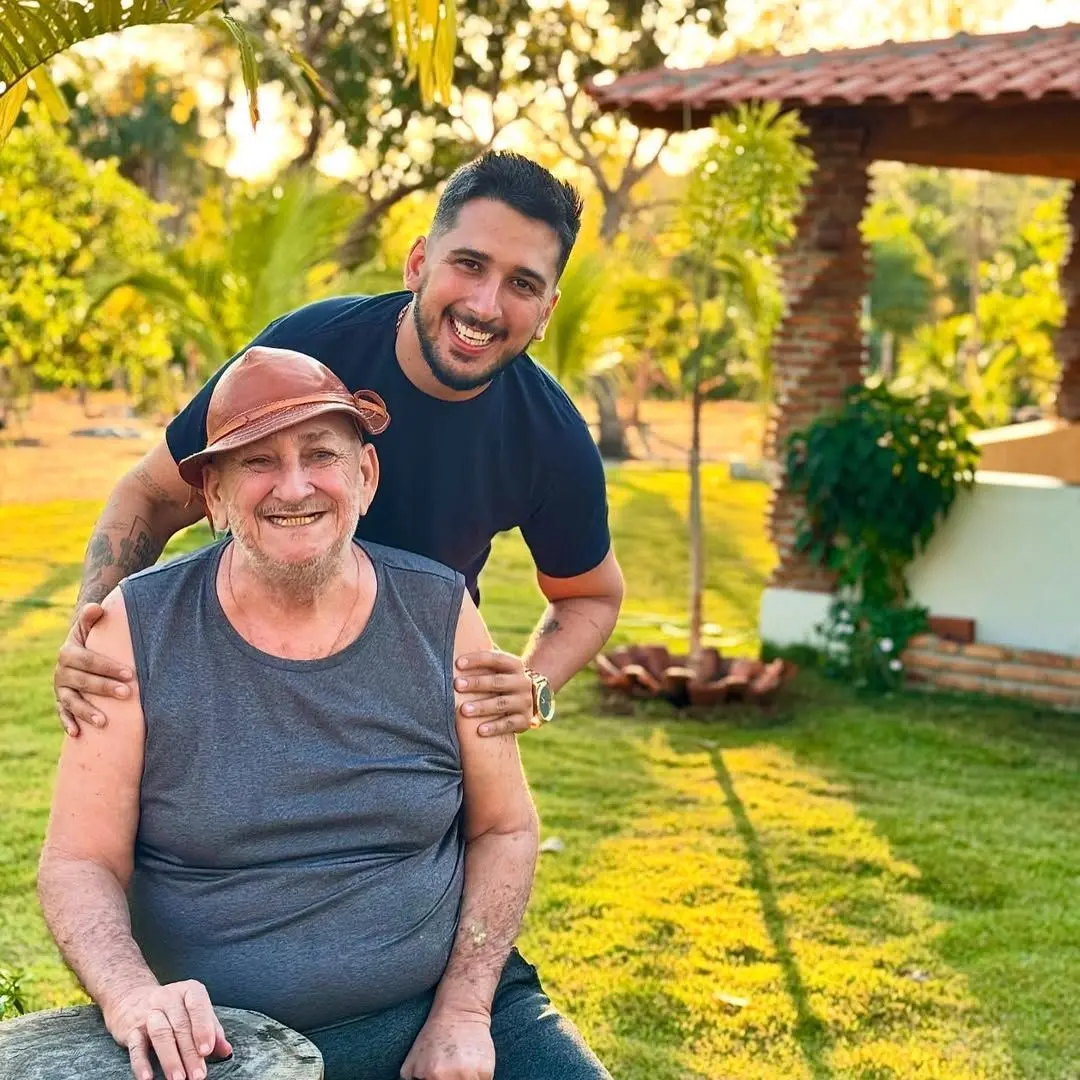 Seu Boinha aparece em vários vídeos do filho, o influenciador Francisco Garcia. 