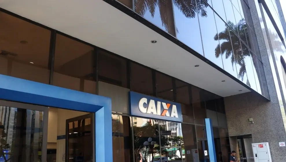 Fachada de agência da Caixa Econômica Federal.