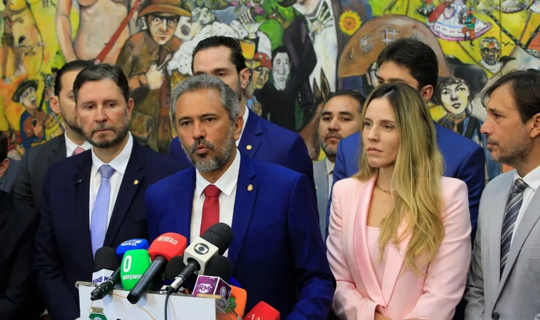 Governador Elmano de Freitas em entrevista coletiva na Assembleia Legislativa do Estado do Ceará