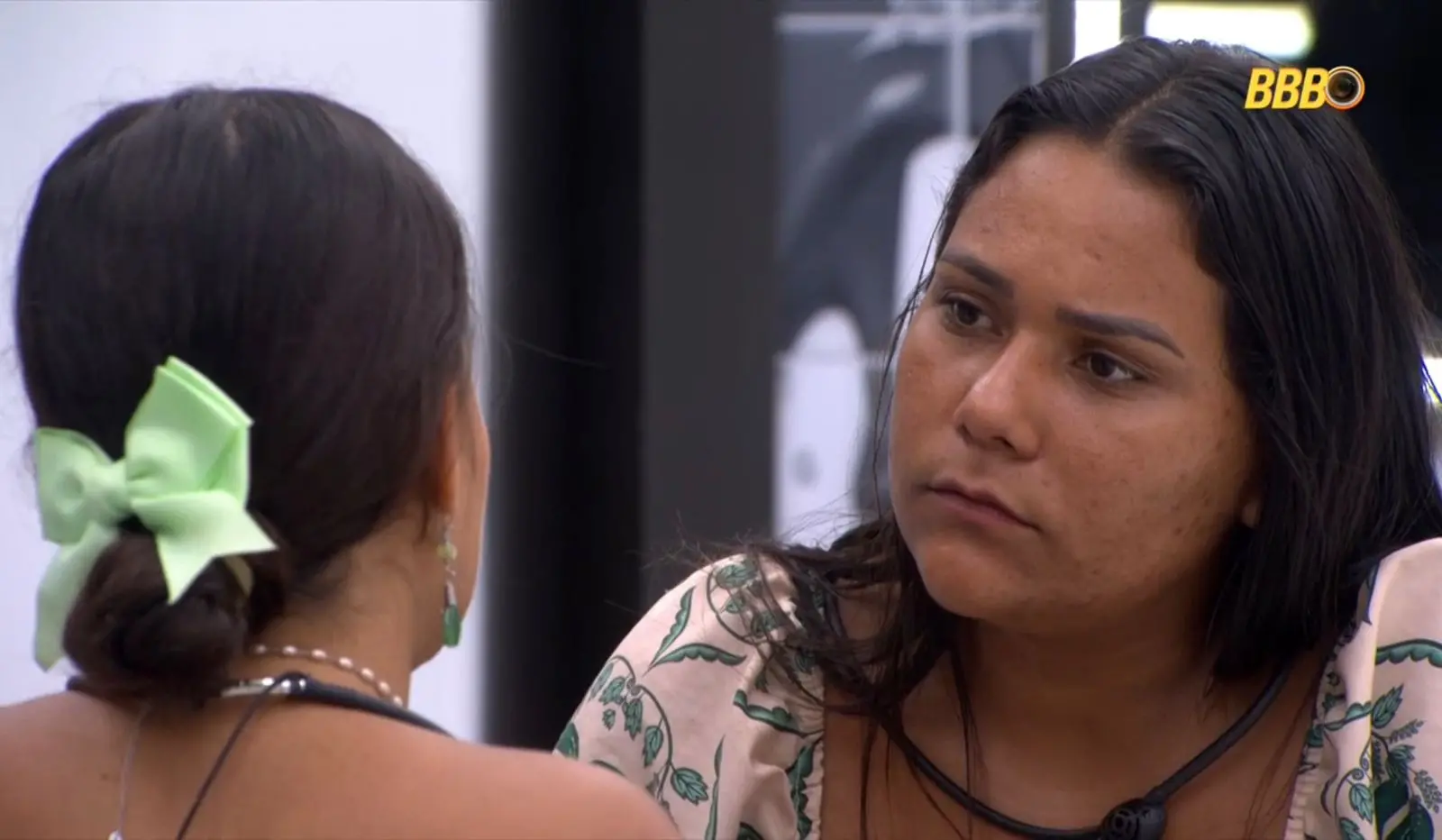 Chaiany e Gabriela conversando na cozinha do BBB 26