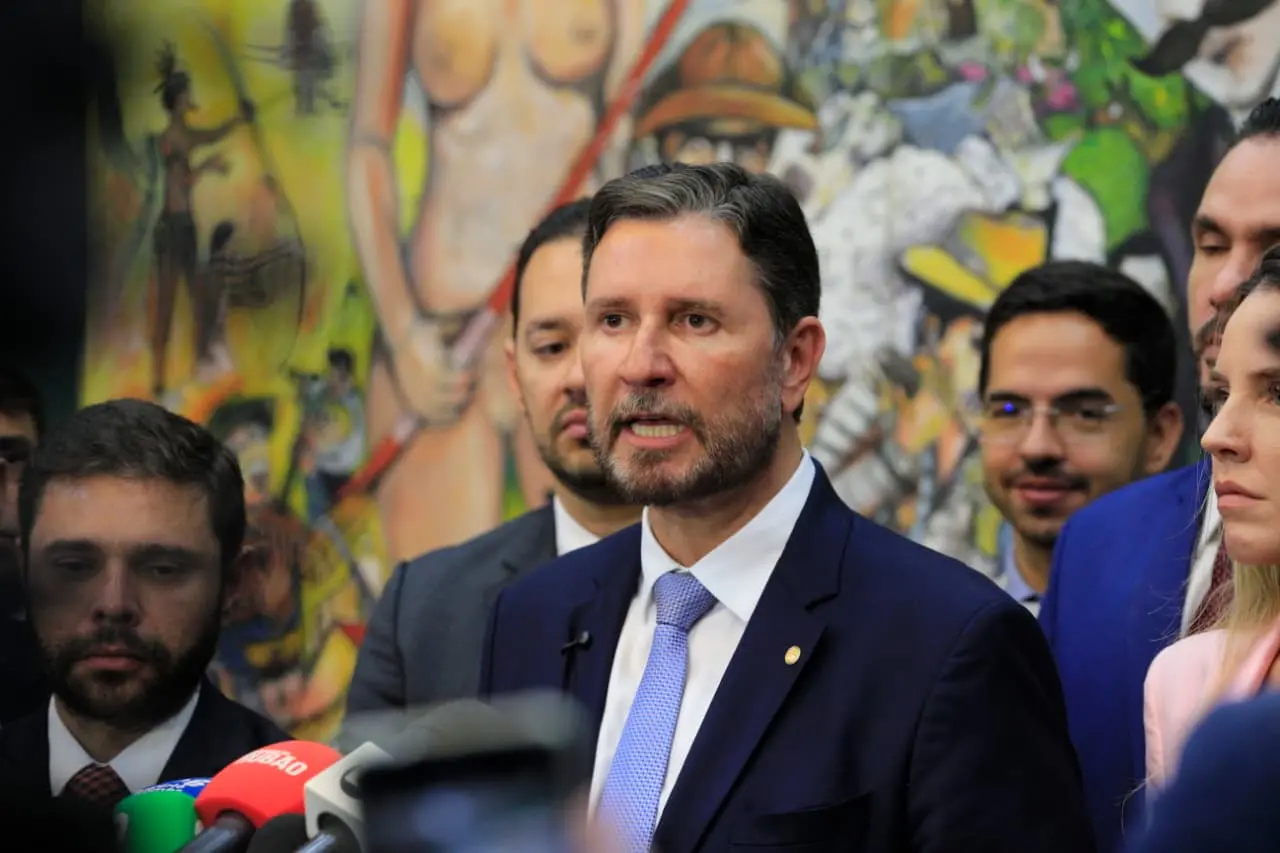 Foto do presidente Romeu Aldigueri durante coletiva de imprensa na Alece.