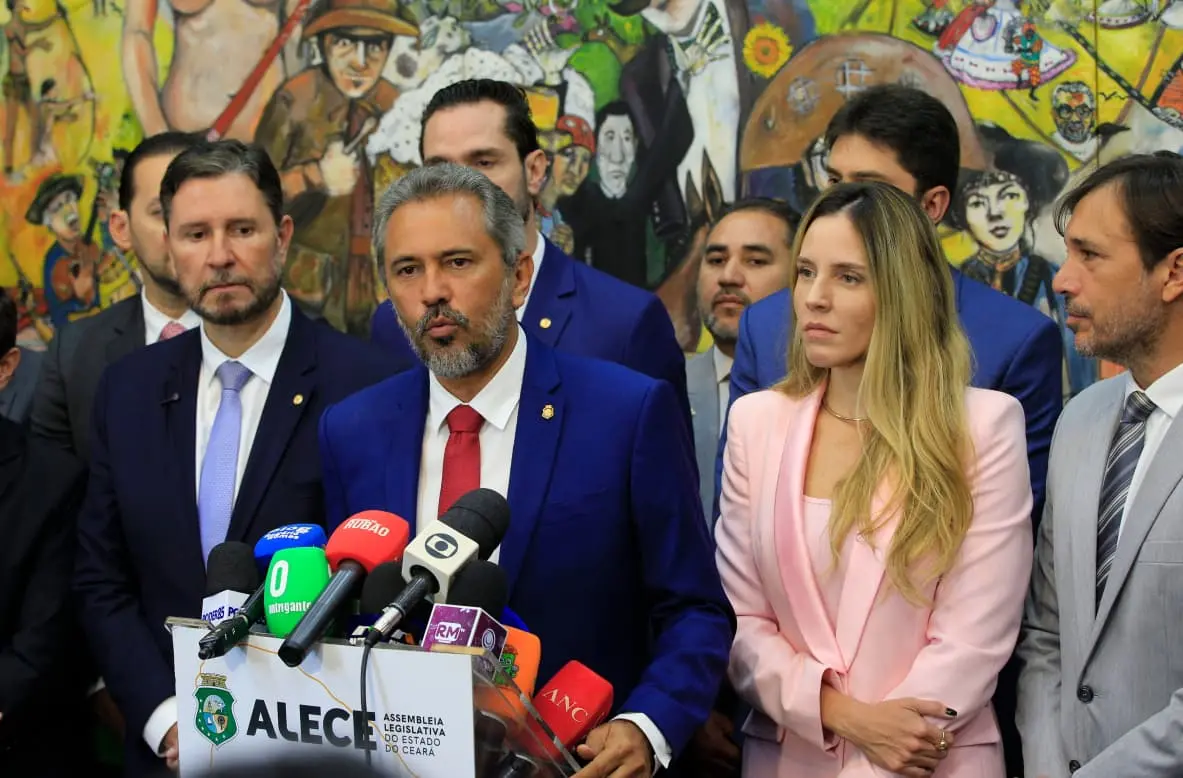 Elmano durante entrevista coletiva na Assembleia Legislativa do Ceará. Ao lado dele, aliados como a vice-governadora, Jade Romero, e o presidente da Alece, Romeu Aldigueri.