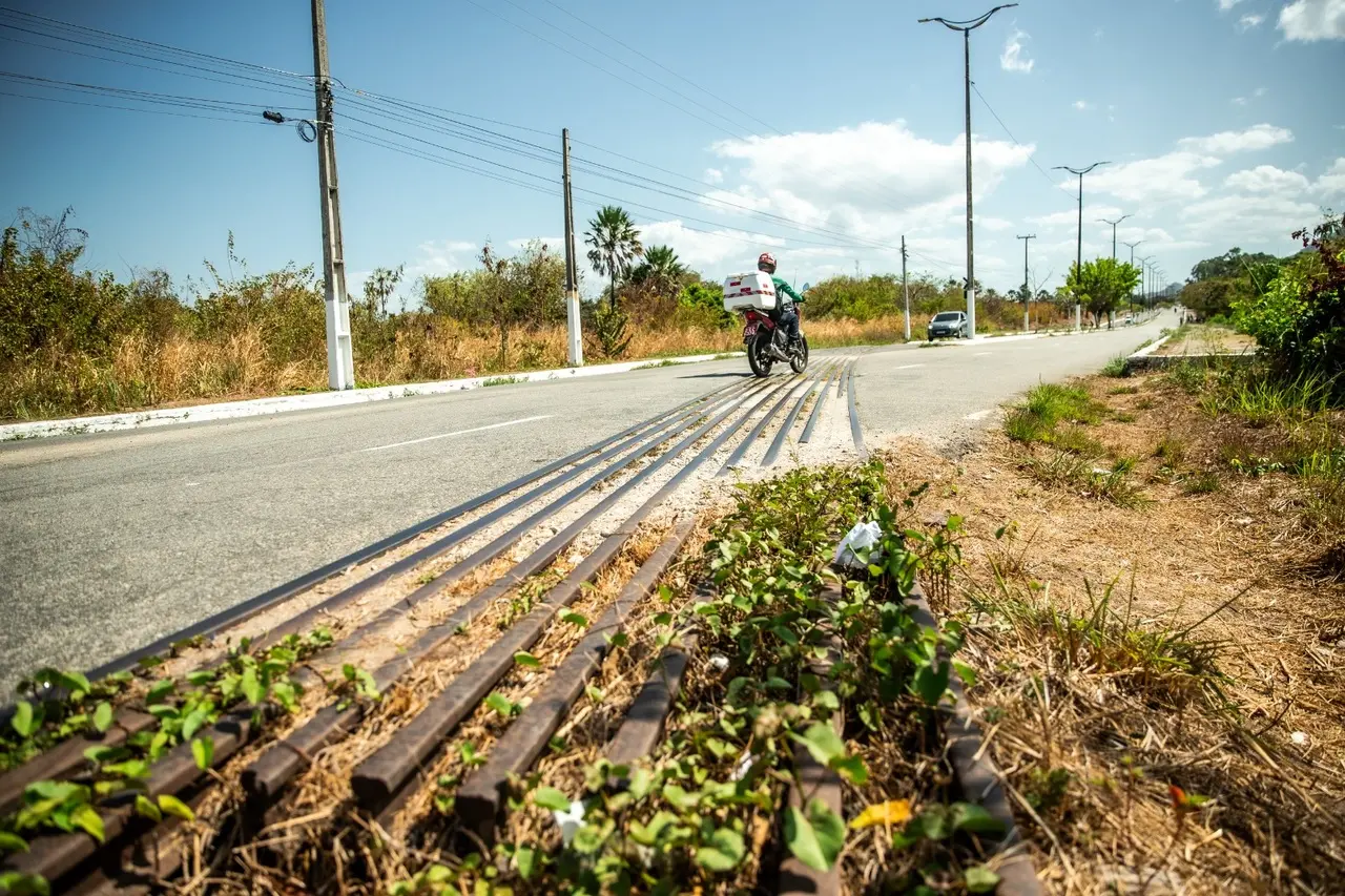 imagem mostra trilhos de trem abandonados cortando rodovia no ceará. estado tem 600 km de ferrovias não operacionais.