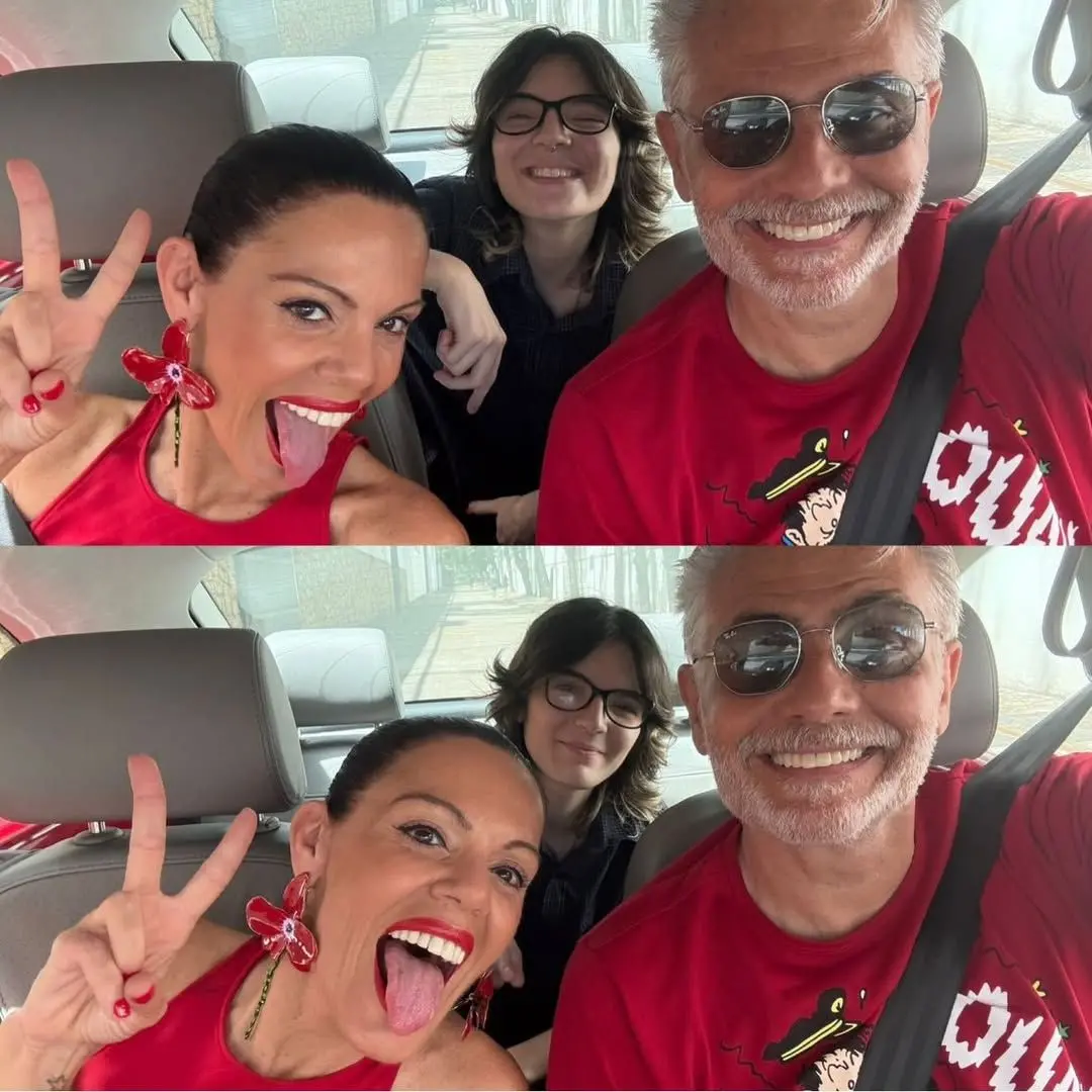 Theo, Mocita e Tarcísio Filho em selfie no carro.