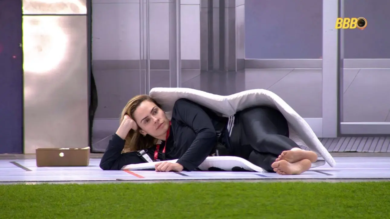 Ana Paula deitada na área do castigo do Monstro.