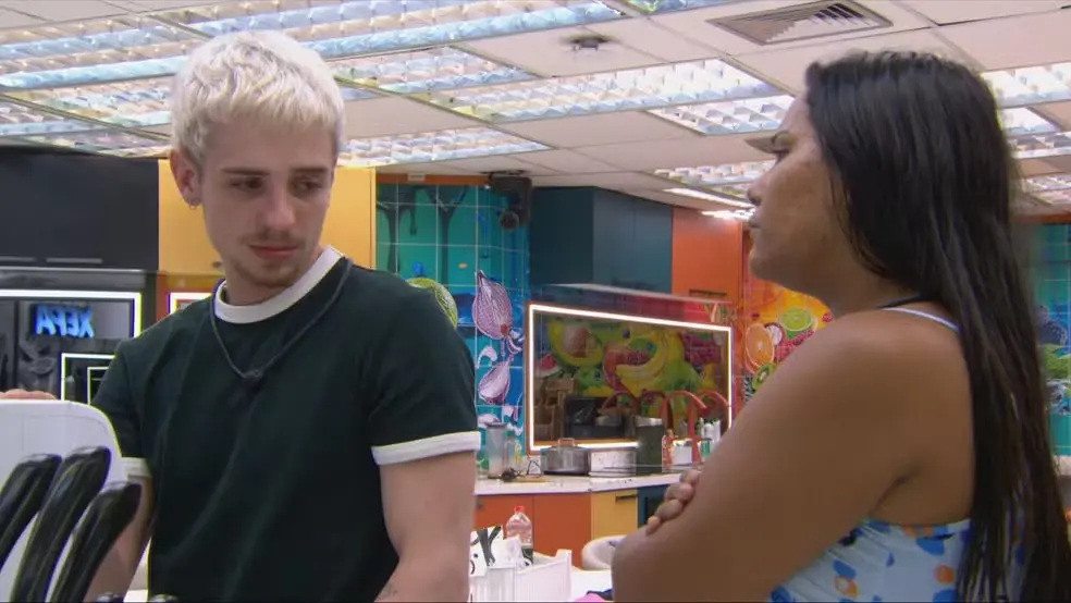Imagem mostra Juliano Floss chorando enquanto desabafa com Chaiany na cozinha do BBB 26.