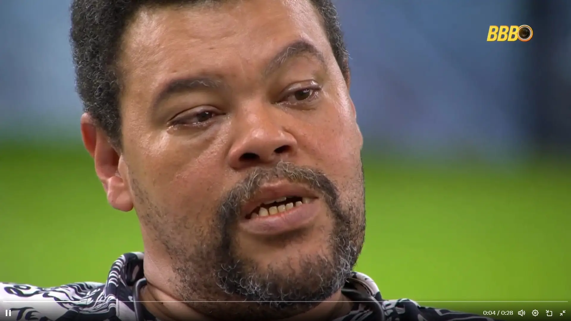 Imagem mostra Babu Santana chorando durante desabafo no BBB 26.