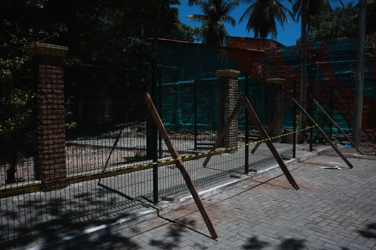 Grades foram instaladas para delimitar espaço do estacionamento do Parque Rio Branco.
