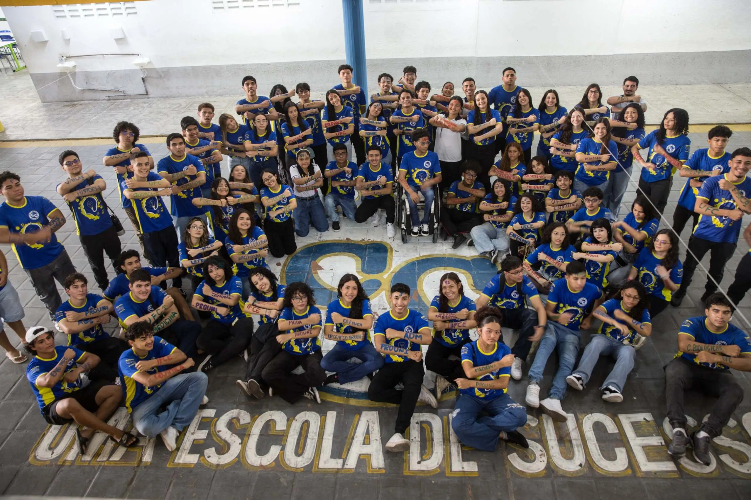 Imagem da notícia Escola pública do CE tem mais de 250 aprovações em universidades e faz festa para receber alunos
