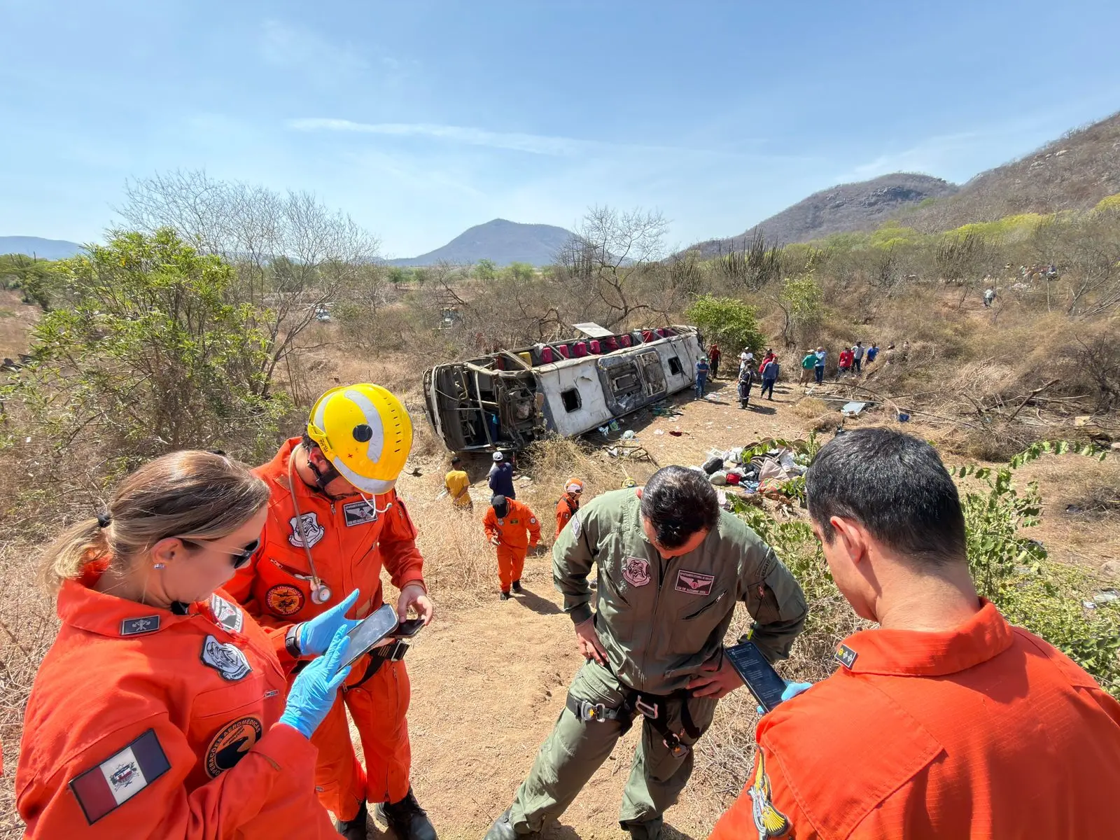 Imagem de ônibus que capotou em rodovia a caminho de Alagoas.