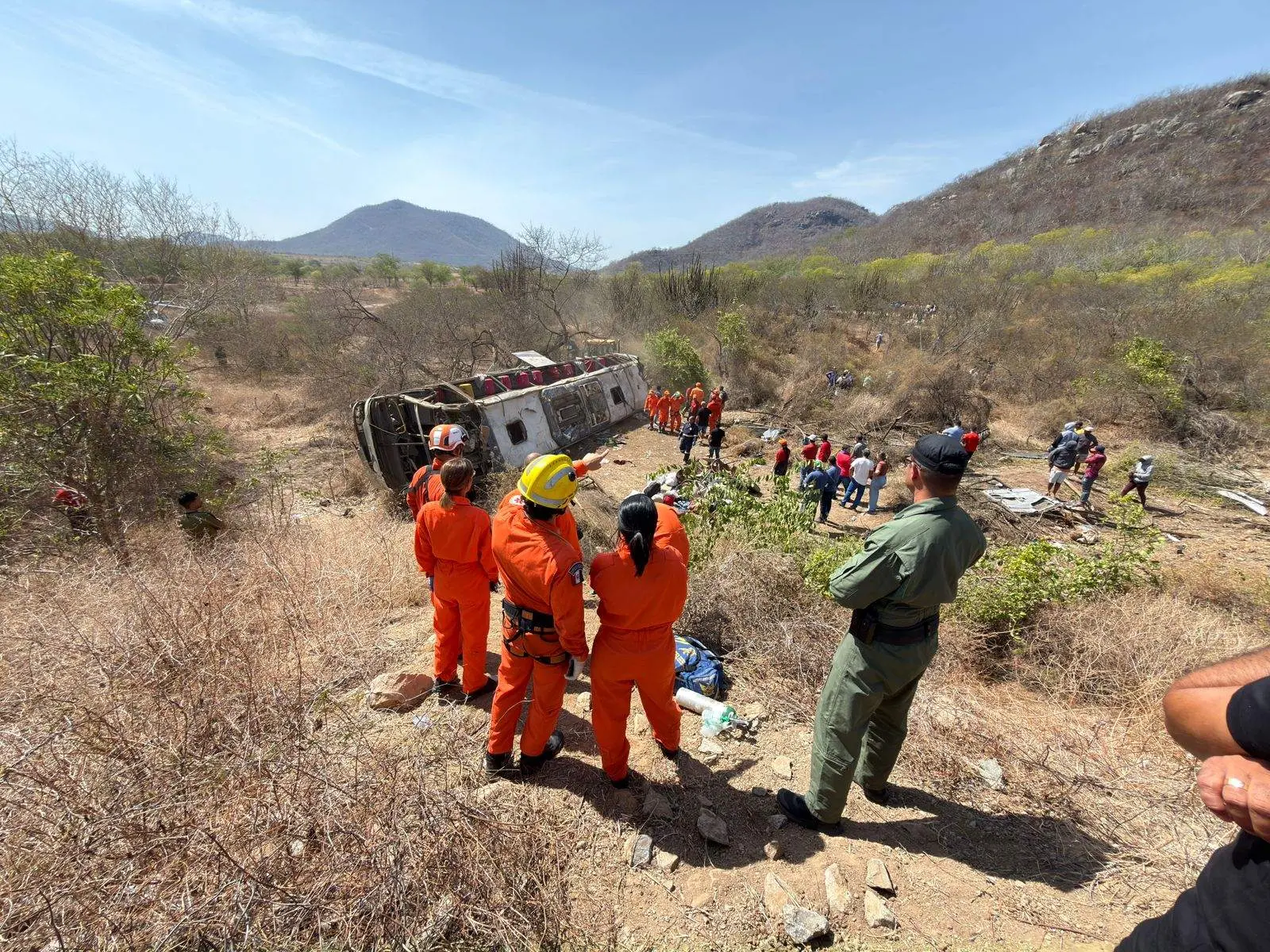Imagem da notícia: Sobe para 16 número de mortos em acidente de ônibus saído de Juazeiro do Norte