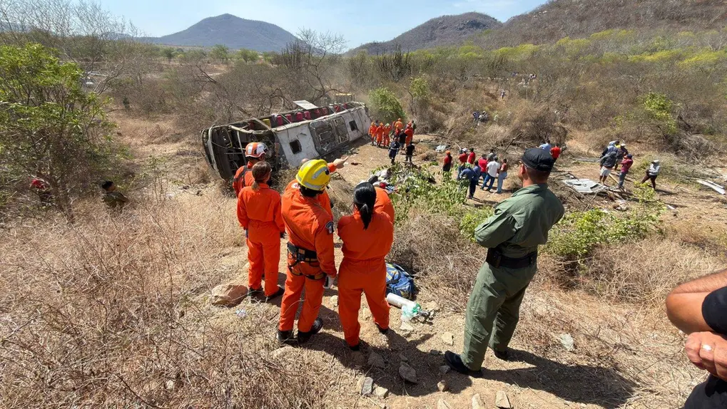 Imagem do corpo de bombeiros prestando socorro em acidente com ônibus que saiu de Juazeiro do Norte.