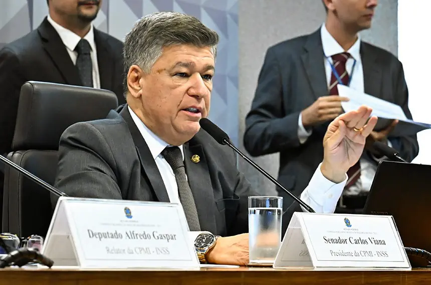 O presidente da comissão, o Senador Carlos Viana (Podemos-MG).