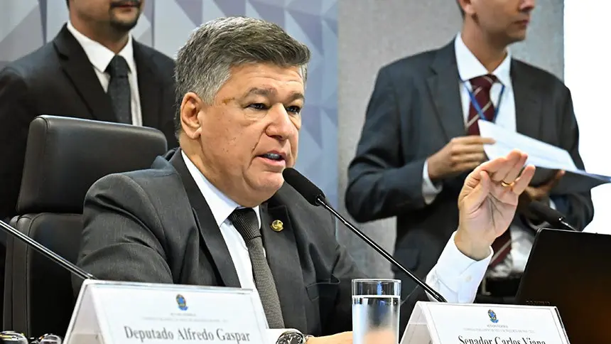 O presidente da comissão, o Senador Carlos Viana (Podemos-MG). Imagem usada em matéria sobre adiamento de depoimento de Vorcaro sobre o caso do INSS após acordo,