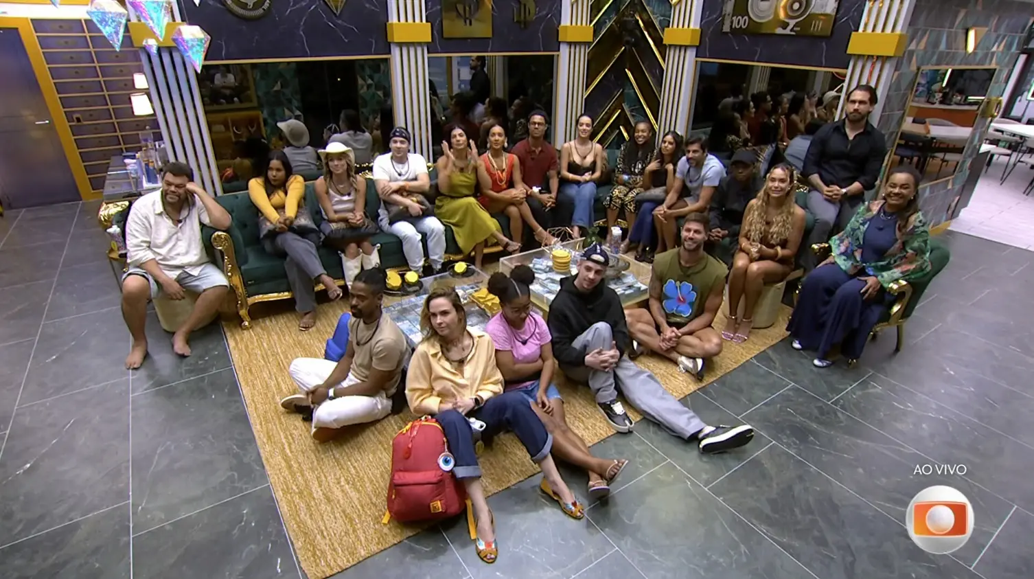 Participantes na sala da casa.